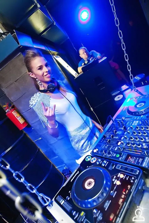 DJ SHE