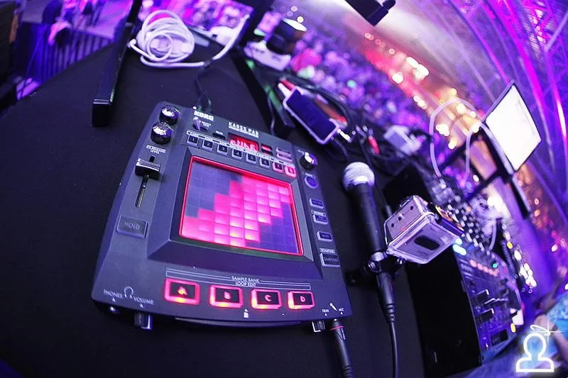 AERODROM: RAVE TERMINAL