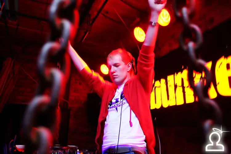 JumpStyle vs TecktOnik