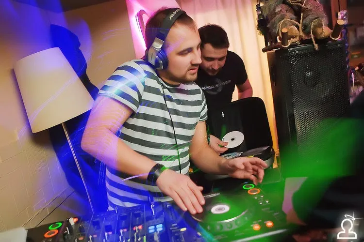 Le Buffet & DOЖDЬ HOUSE Mafia are present