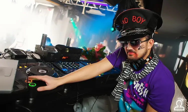 I.AM NOW plugged in Halloween / Serge Devant