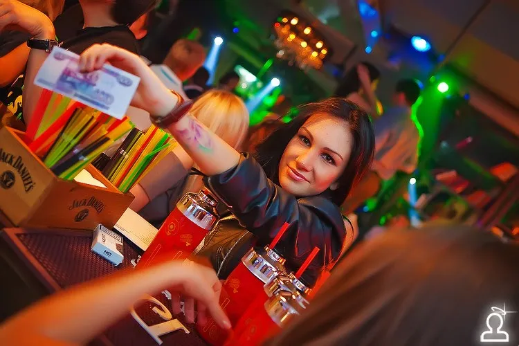 Танцы на барной стойке