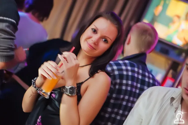 Танцы на барной стойке
