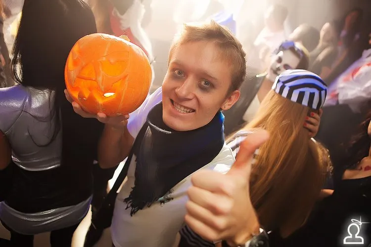 I.AM NOW plugged in Halloween / Serge Devant