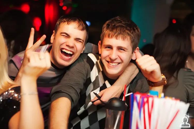 Weekend танцев на барной стойке