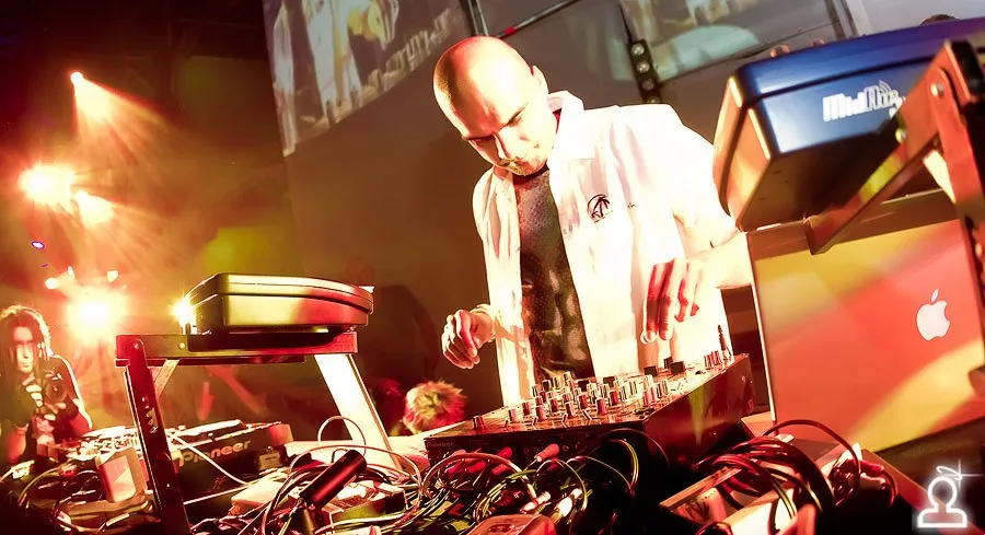 AERODROM: RAVE TERMINAL