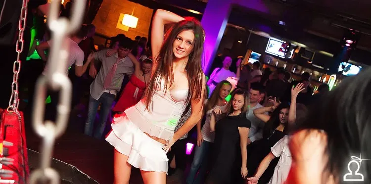 Weekend танцев на барной стойке