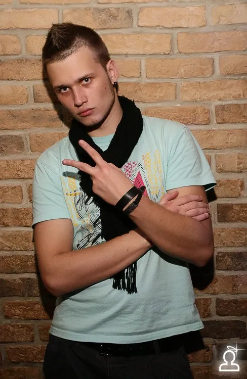 I am now Plugged-in / DJ GONZALO MENOYO