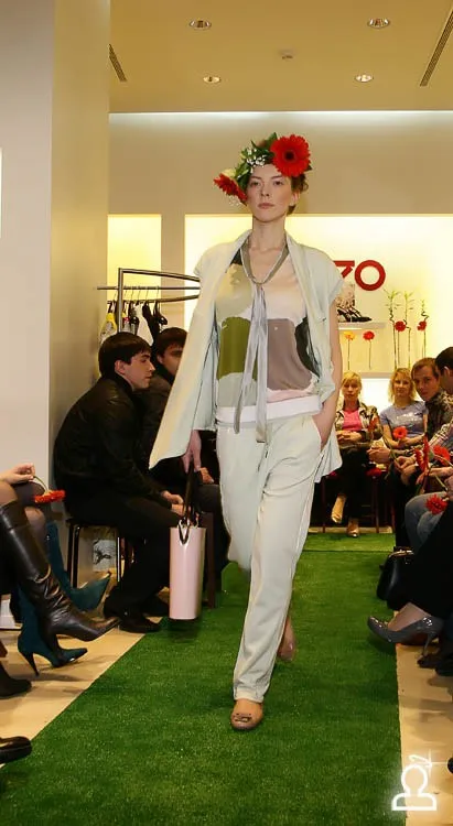 Показ KENZO