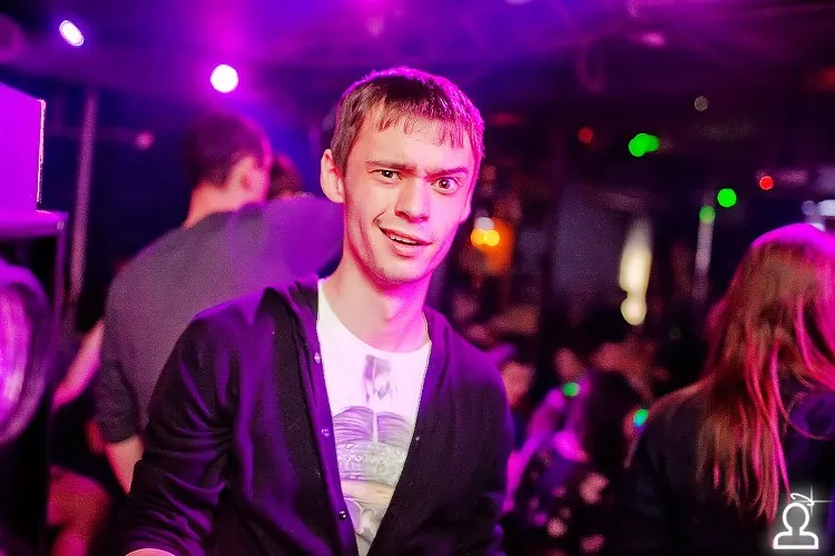 Танцы на барной стойке