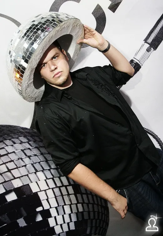 I am now Plugged-in / DJ GONZALO MENOYO