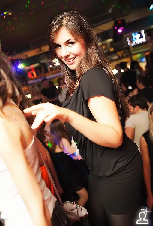 Weekend танцев на барной стойке