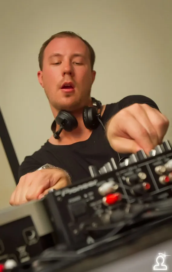 Kris Menace (France) / Re_Play