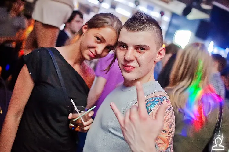 Танцы на барной стойке