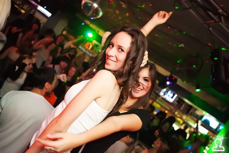Weekend танцев на барной стойке