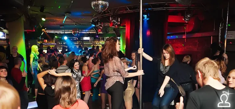 Weekend танцев на барной стойке