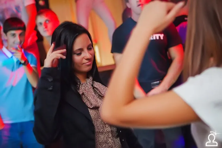 Танцы на барной стойке