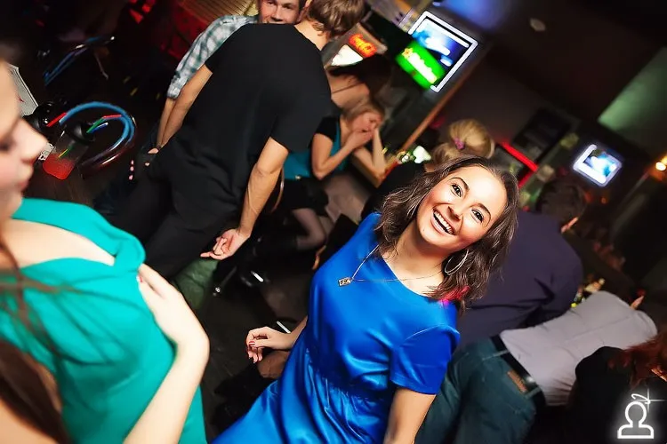 Weekend танцев на барной стойке