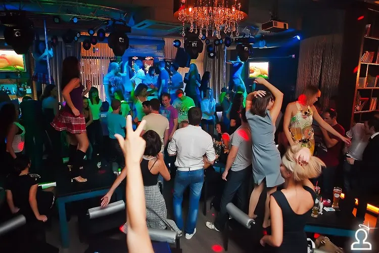 Танцы на барной стойке