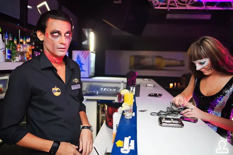 I.AM NOW plugged in Halloween / Serge Devant