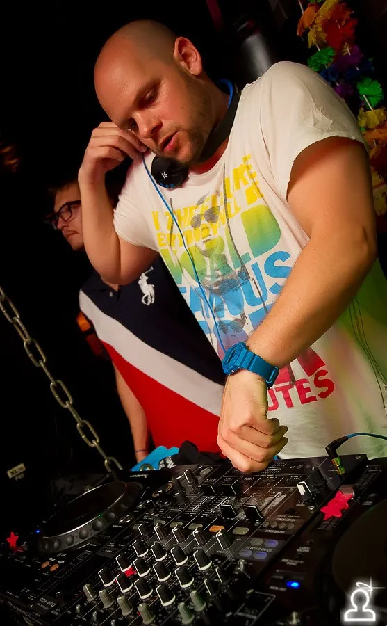 FREE2B / DJ CALVIN BOSCO