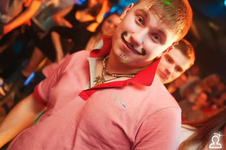 На усах