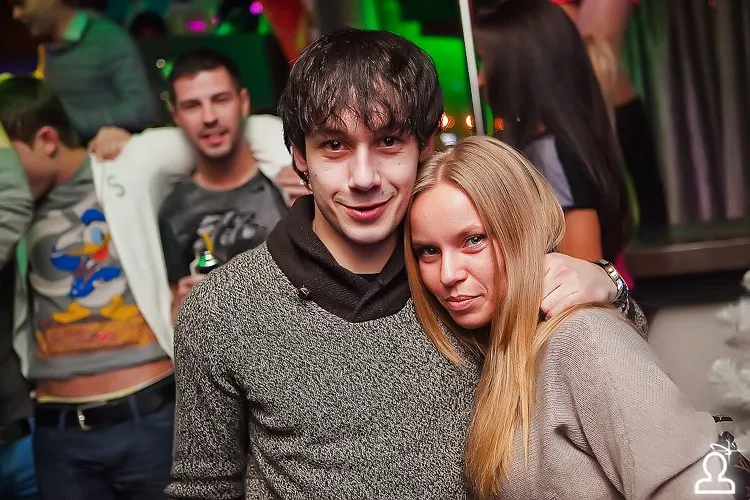 Танцы на барной стойке