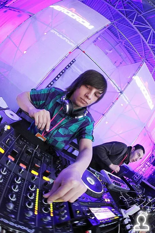AERODROM: RAVE TERMINAL
