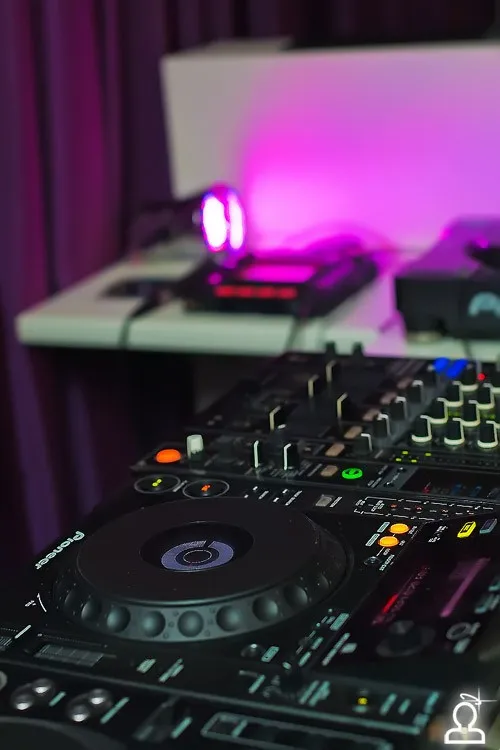 World Dj Day / Shark contents