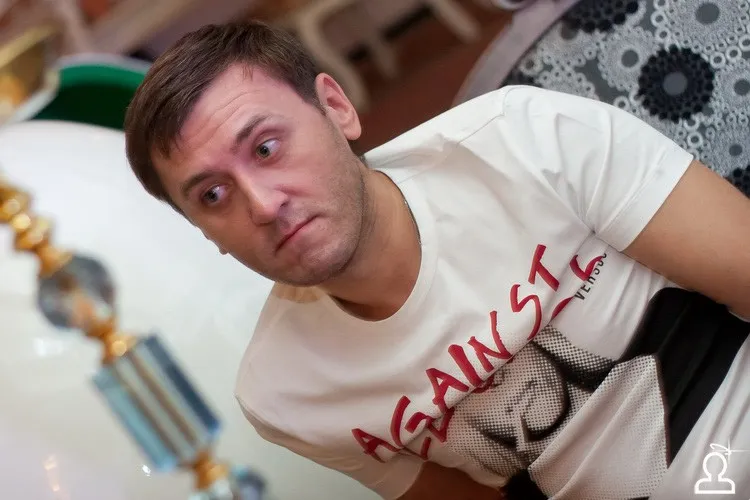 Уно моменто