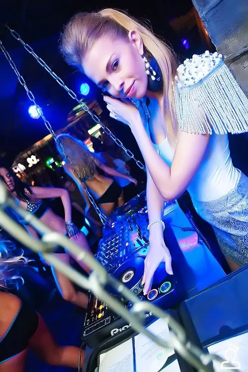 DJ SHE