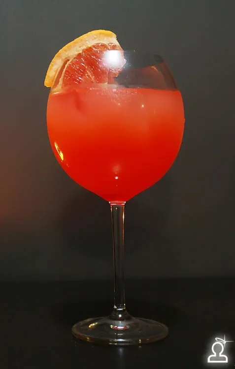 За шкафом