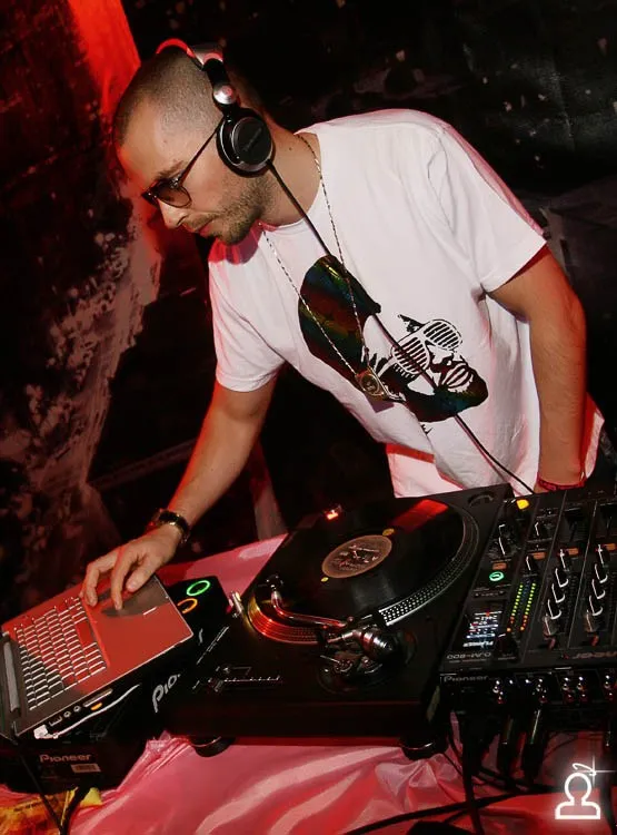 DJ DLEE