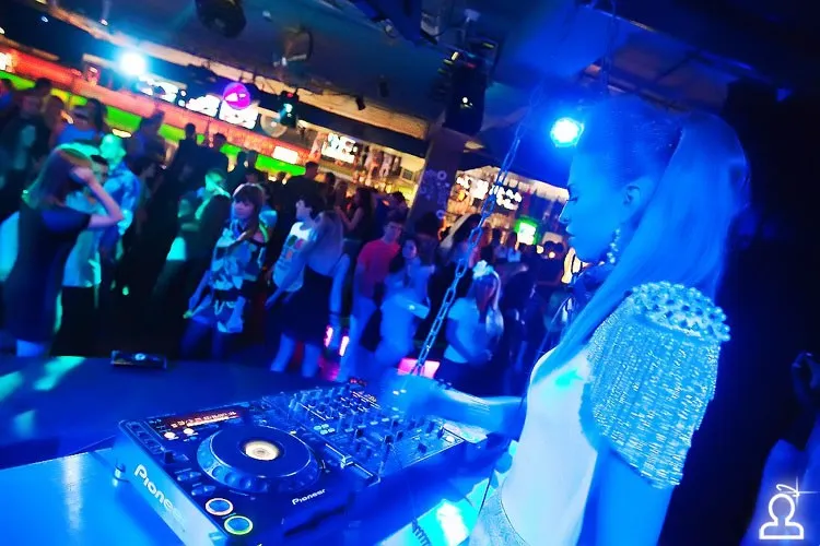 DJ SHE