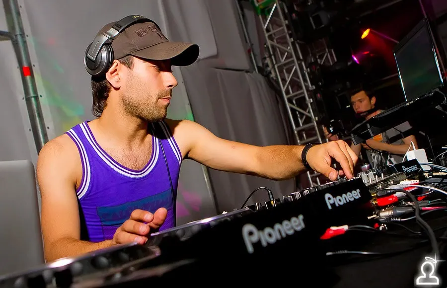 AERODROM: RAVE TERMINAL
