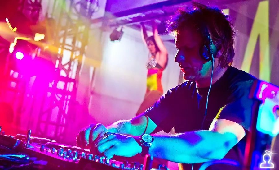 AERODROM: RAVE TERMINAL