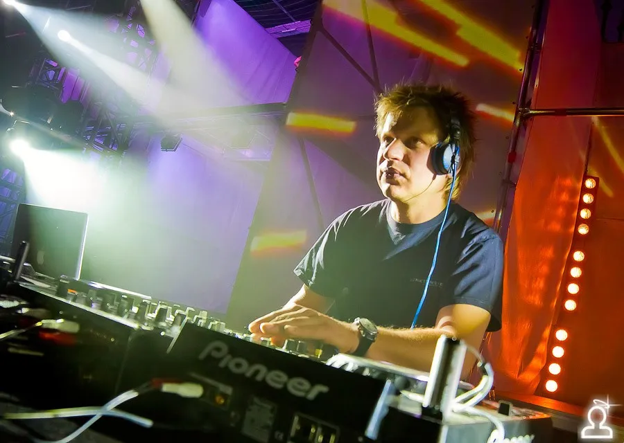 AERODROM: RAVE TERMINAL