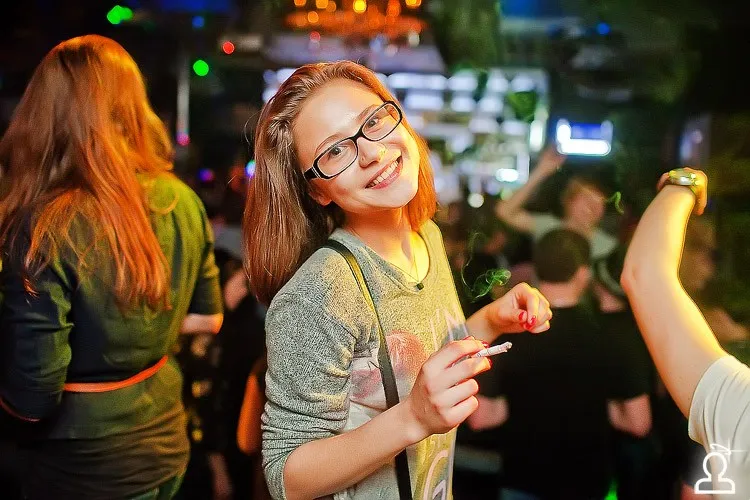 Танцы на барной стойке
