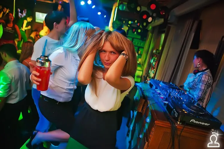 Танцы на барной стойке