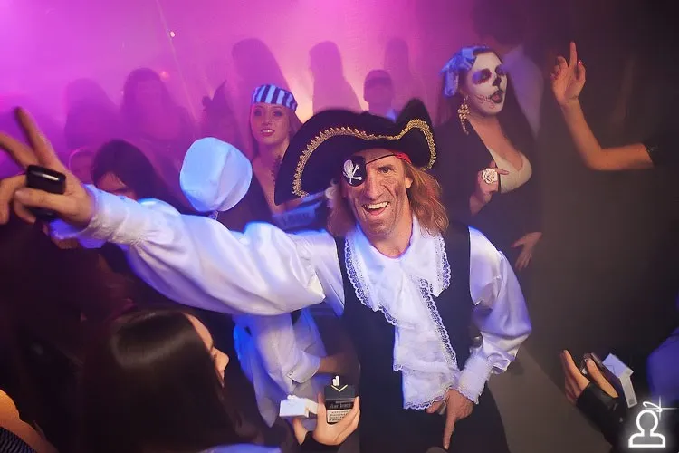I.AM NOW plugged in Halloween / Serge Devant