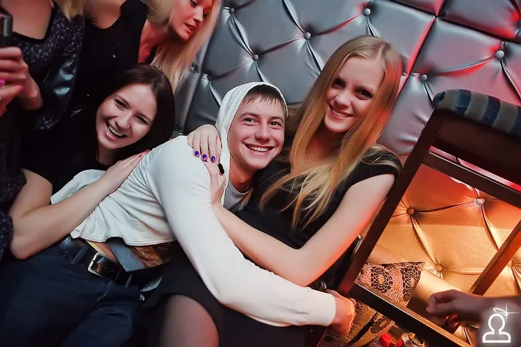 Танцы на барной стойке