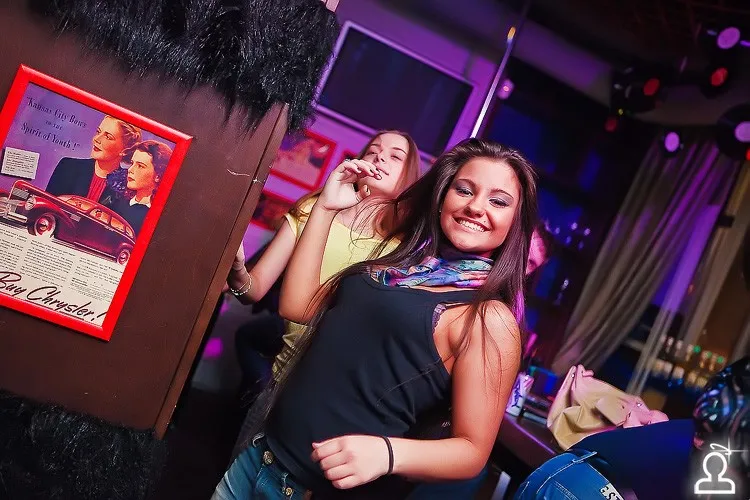 Танцы на барной стойке