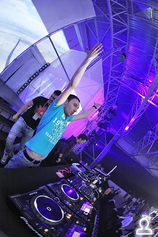 AERODROM: RAVE TERMINAL