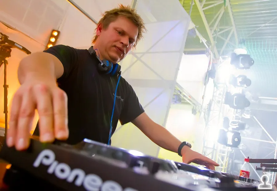 AERODROM: RAVE TERMINAL