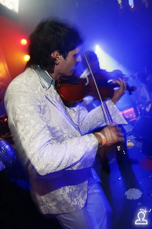 I am now Plugged-in / DJ GONZALO MENOYO