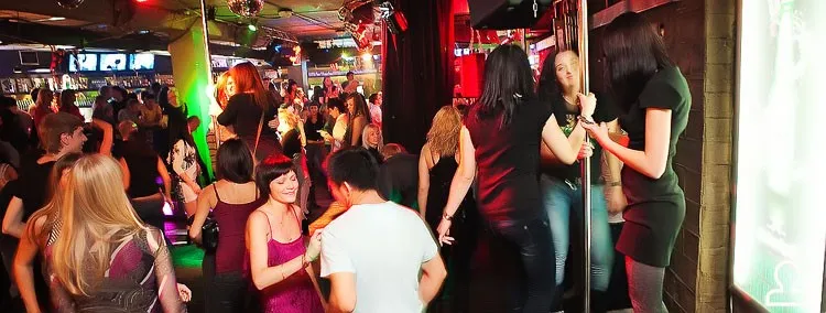 Weekend танцев на барной стойке