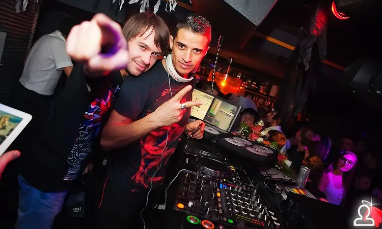 I.AM NOW plugged in Halloween / Serge Devant
