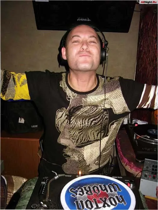 IT`S HALLOWEEN. IT`S MILLER TIME.