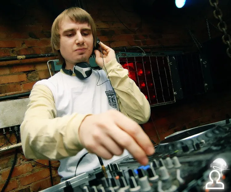 JSM-4: Танцы в гардеробе