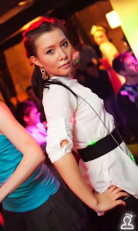 Weekend танцев на барной стойке